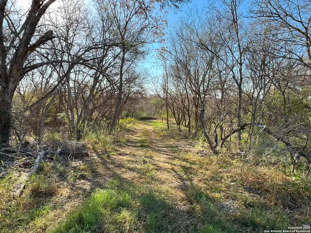 $976,500 | 908 County Road 5711, La Coste, TX 78039
