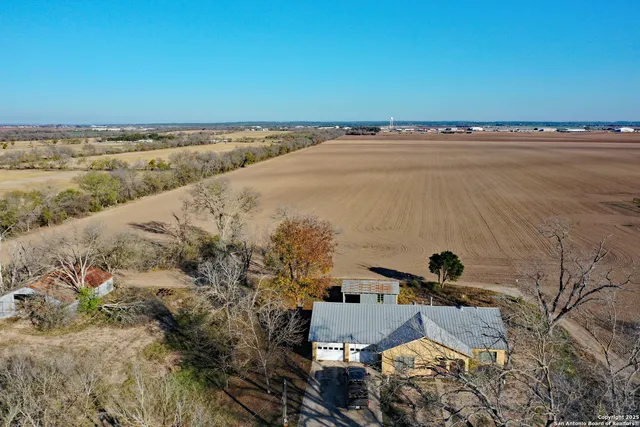 $976,500 | 908 County Road 5711, La Coste, TX 78039
