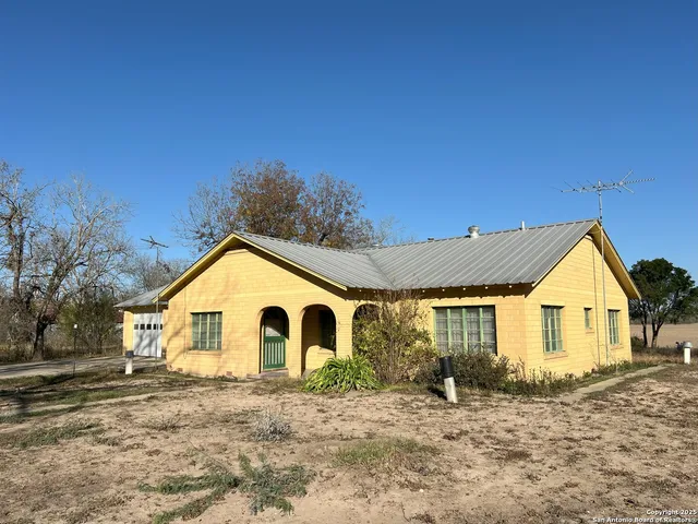 $976,500 | 908 County Road 5711, La Coste, TX 78039