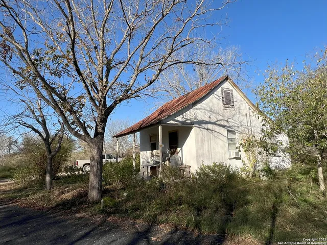 $976,500 | 908 County Road 5711, La Coste, TX 78039