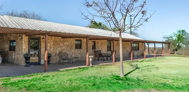 a view of a house with backyard and porch