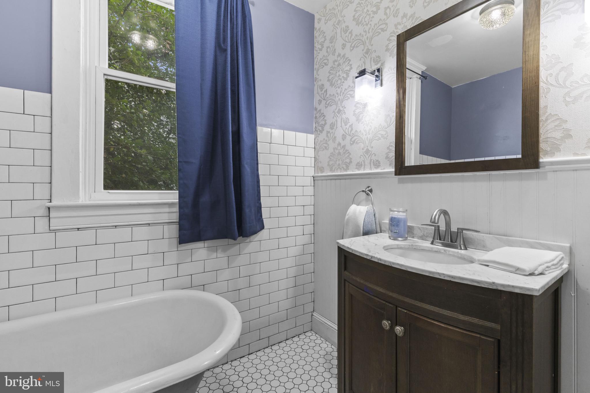 4433 Raspe Avenue Baltimore, MD 21206 - Photo 20 of 42 Main Floor Bat