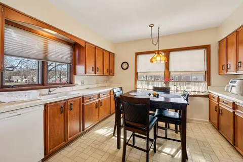 $549,900 | 4703 West Jackson Park Drive, Milwaukee, WI 53219