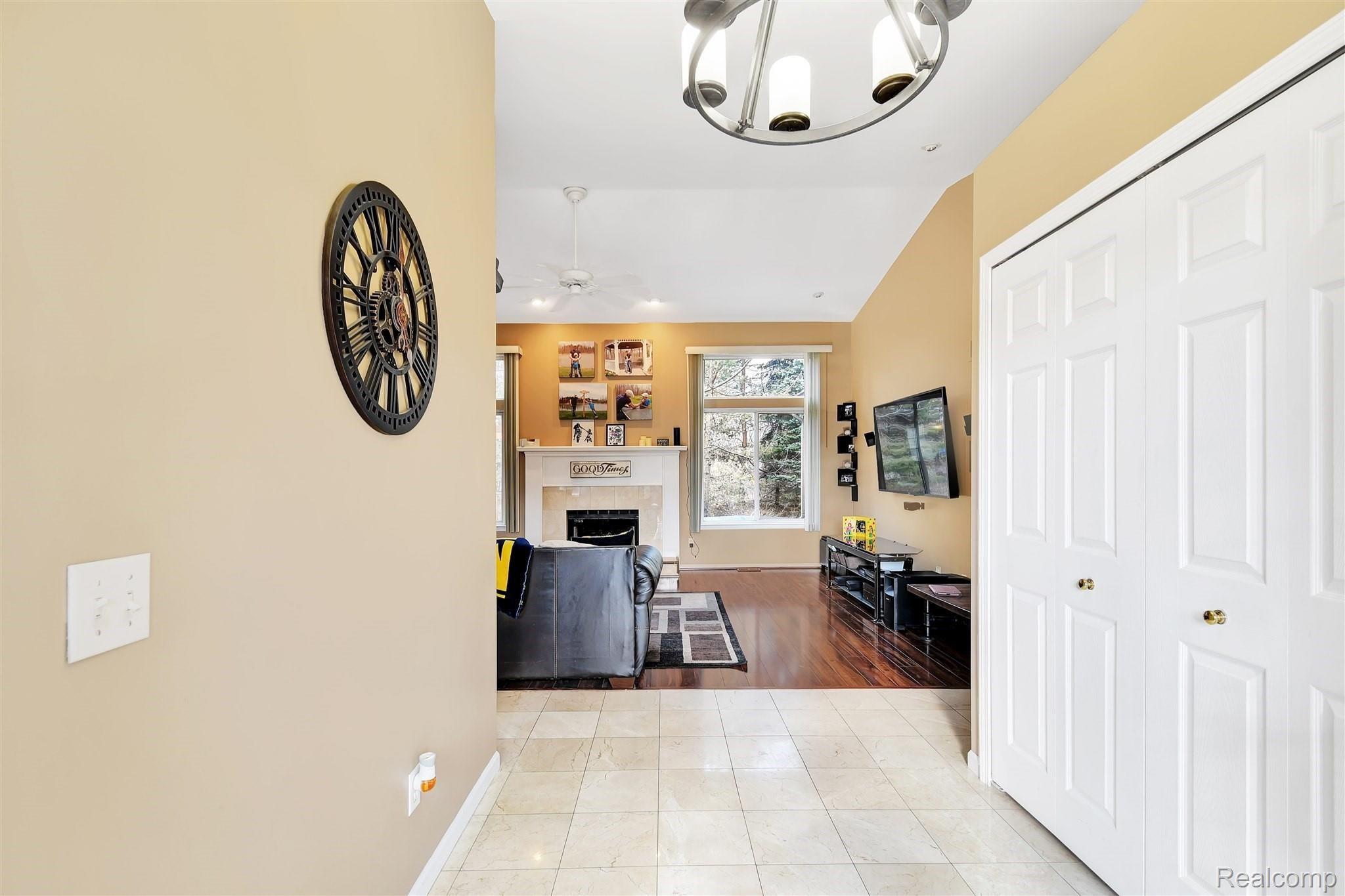 1241 Ridgeview Circle Lake Orion, MI 48362 - Photo 2 of 26 DSC_0499.jpg