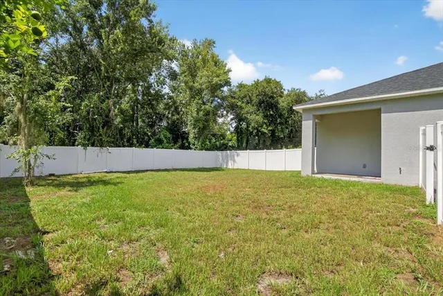 a view of back yard of the house