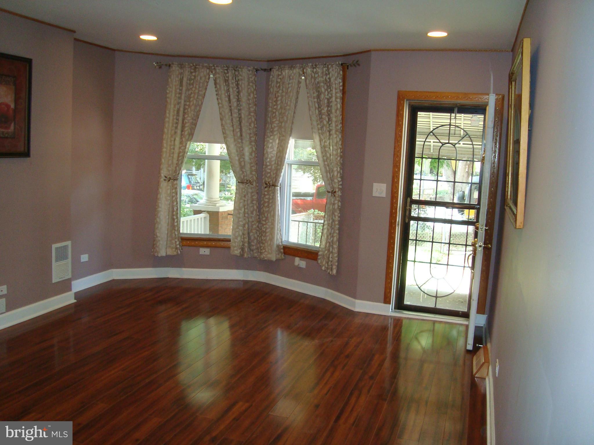3543 Roland Avenue Baltimore, MD 21211 - Photo 5 of 22 Living Room