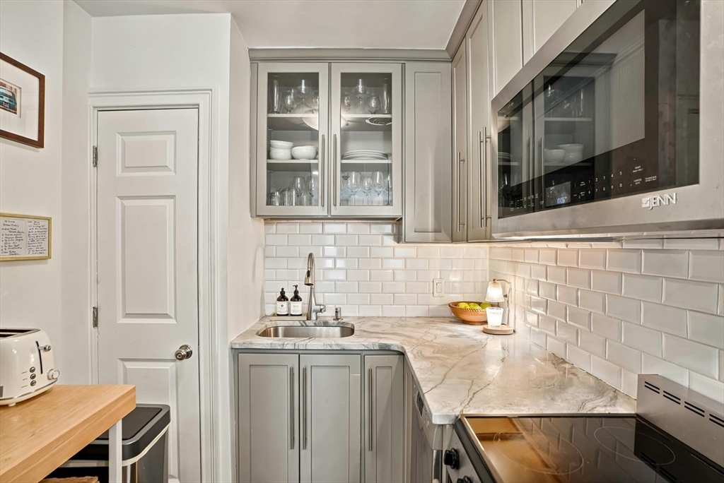8 Battery Street, Unit 4 Boston, MA 02109 - Photo 4 of 33