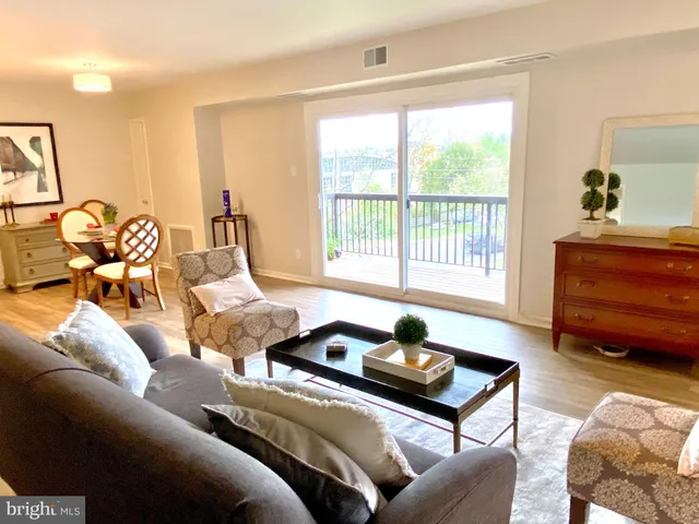 $2,300 | 216 Park Terrace Court Southeast, Unit 98, Vienna, VA 22180