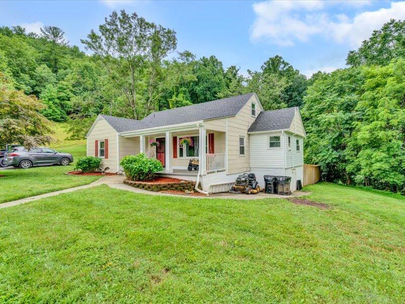 6774 Shingle Ridge Road Roanoke, VA 24018 - Photo 3 of 32 03-062220210093