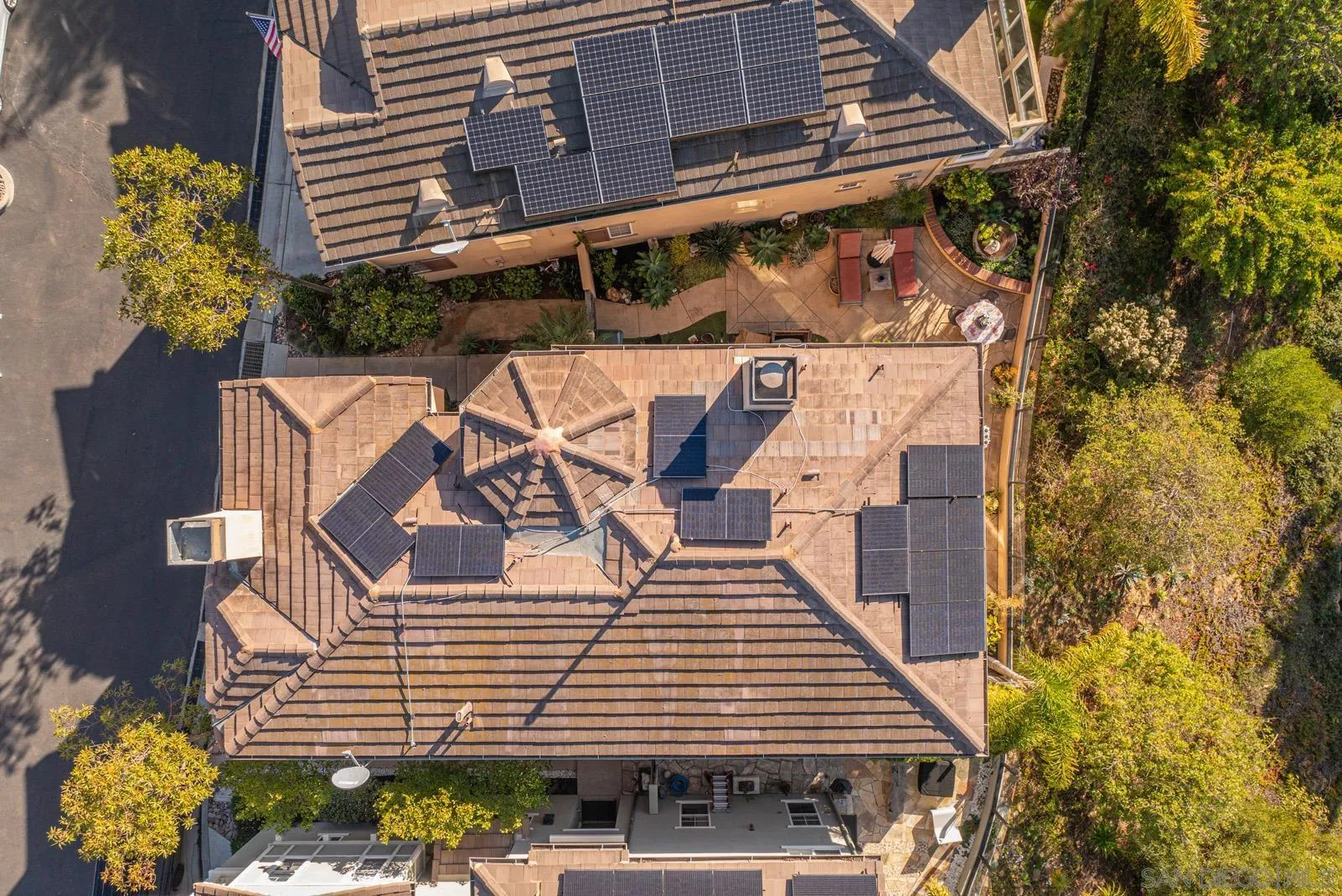 558 Beach Street Encinitas, CA 92024 - Photo 28 of 29 a view of a patio with table and chairs and potted plants