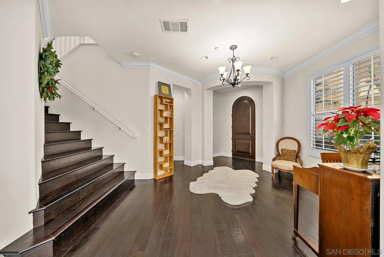 558 Beach Street Encinitas, CA 92024 - Photo 5 of 29 a view of a dining room with furniture