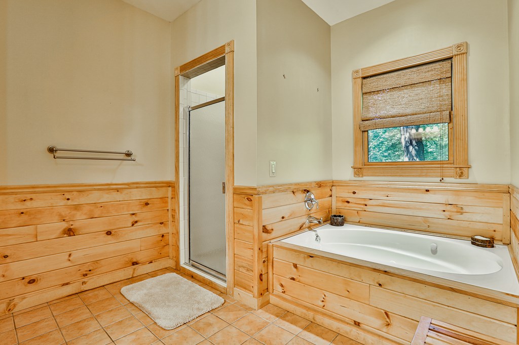 40 Graham Court Ellijay, GA 30540 - Photo 25 of 62 a bathroom with a sink mirror and a bathtub