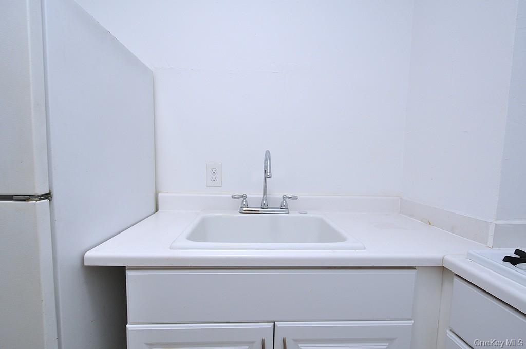 281 Garth Road, Unit B6D Scarsdale, NY 10583 - Photo 10 of 35 Kitchen