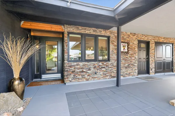 a view of entryway front of a house