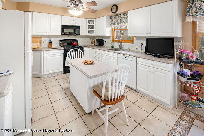 573 Lloyd Road Aberdeen, NJ 07747 - Photo 9 of 23 l10