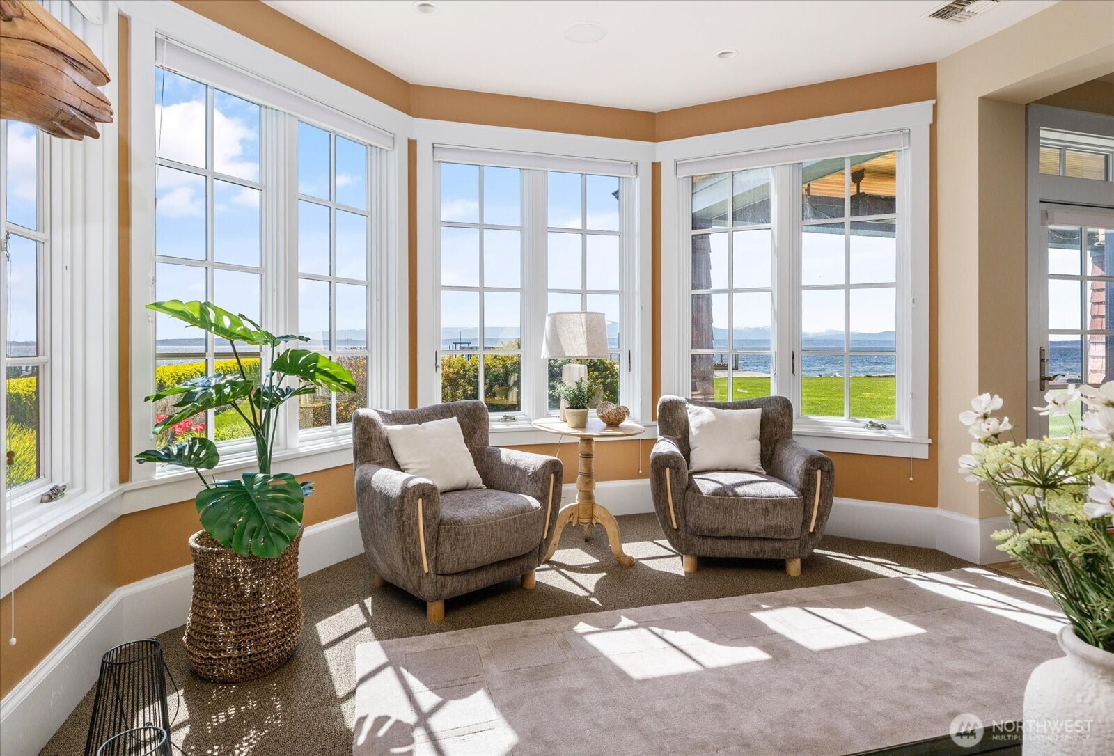 5848 Mutiny Bay Road Freeland, WA 98249 - Photo 28 of 40 a living room with furniture and a potted plant