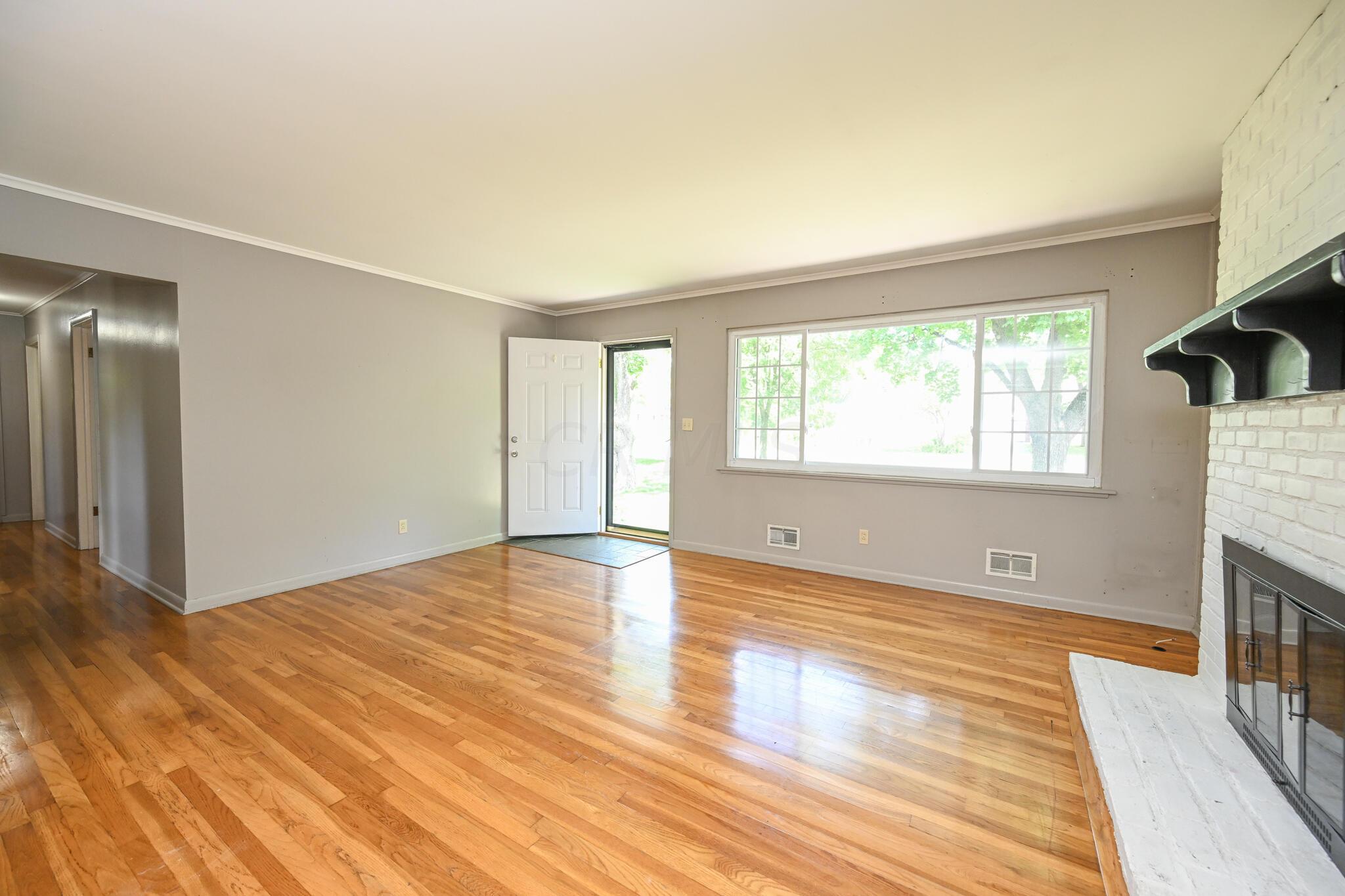 2261 Zollinger Road Columbus, OH 43221 - Photo 6 of 29 Living Room