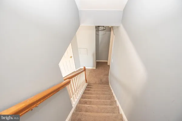 a view of a house with backyard and garden