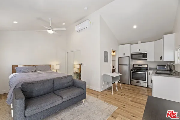 $2,050 | 19014 Bessemer Street, Tarzana, CA 91335