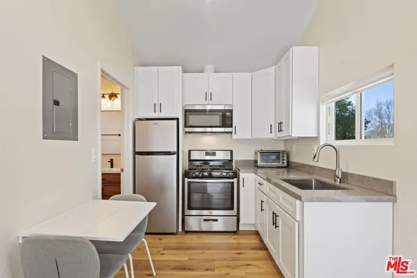 $2,050 | 19014 Bessemer Street, Tarzana, CA 91335