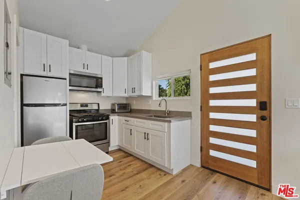 $2,050 | 19014 Bessemer Street, Tarzana, CA 91335