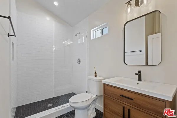 $2,050 | 19014 Bessemer Street, Tarzana, CA 91335