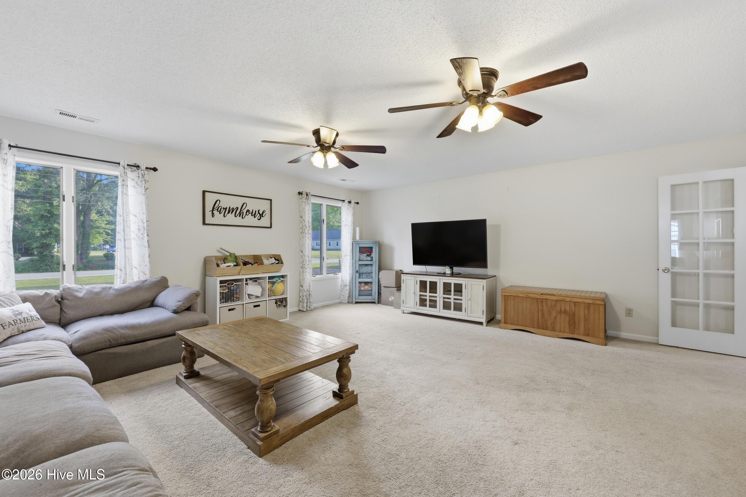 935 Soundside Road Edenton, NC 27932 - Photo 8 of 34 This huge den offers a space to get cozy. There is great natural light filling the functional space and an entry door that leads to the side yard.