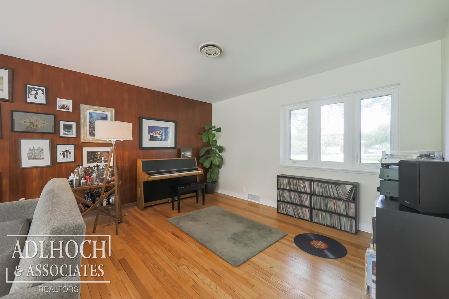 681 Roslyn Road Grosse Pointe Woods, MI 48236 - Photo 11 of 32