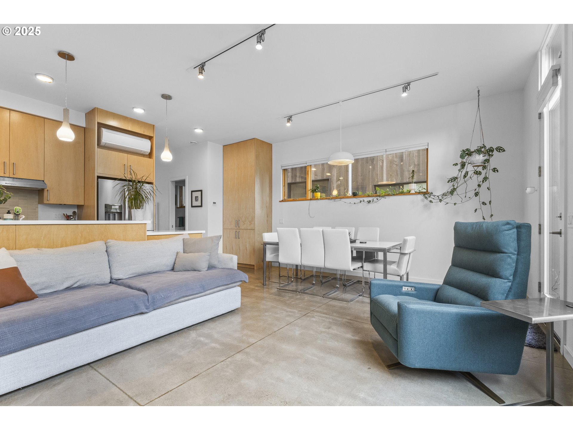 2747 Friendly Alley Eugene, OR 97405 - Photo 11 of 39 Living Room