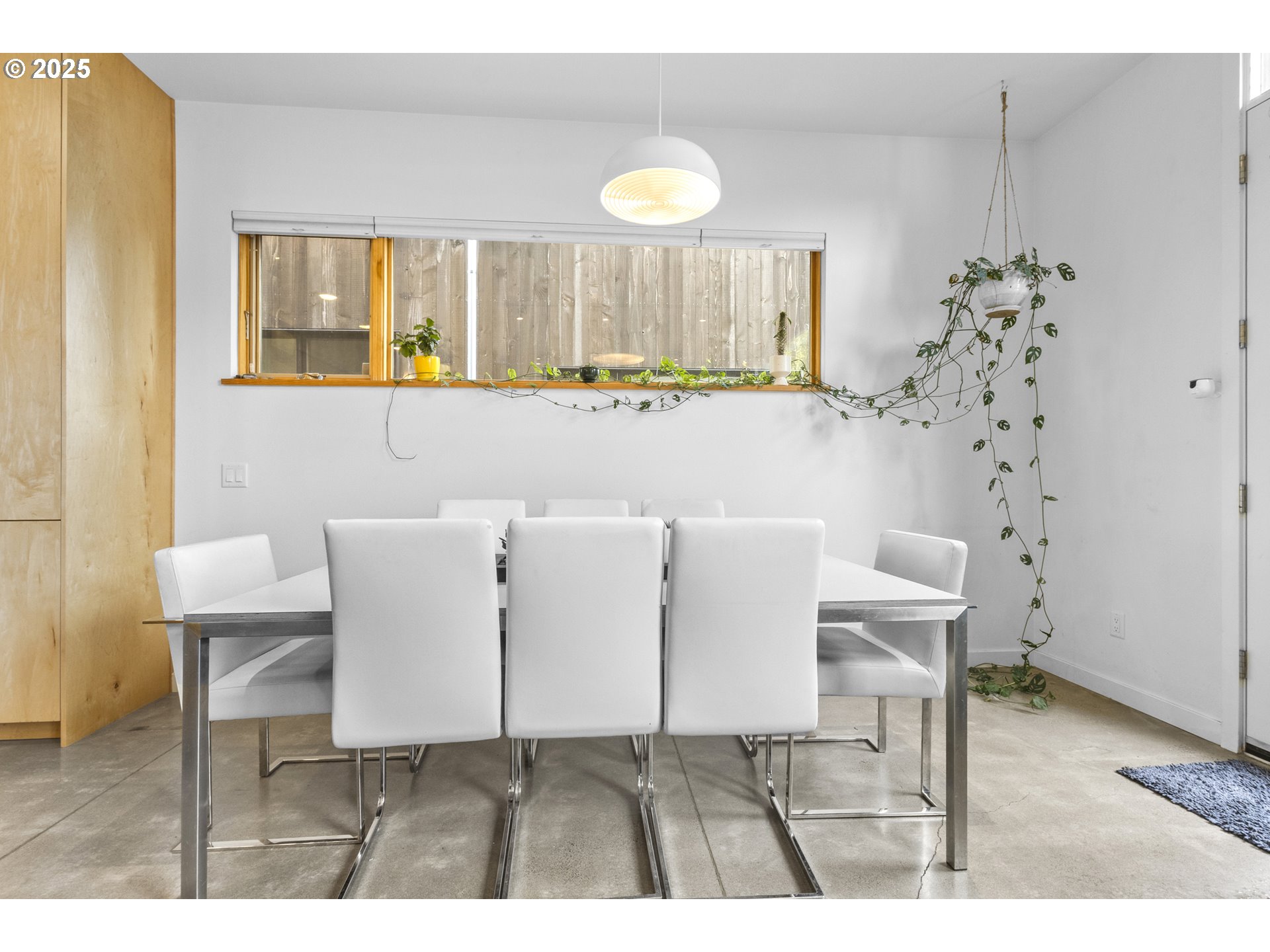 2747 Friendly Alley Eugene, OR 97405 - Photo 13 of 39 Living Room