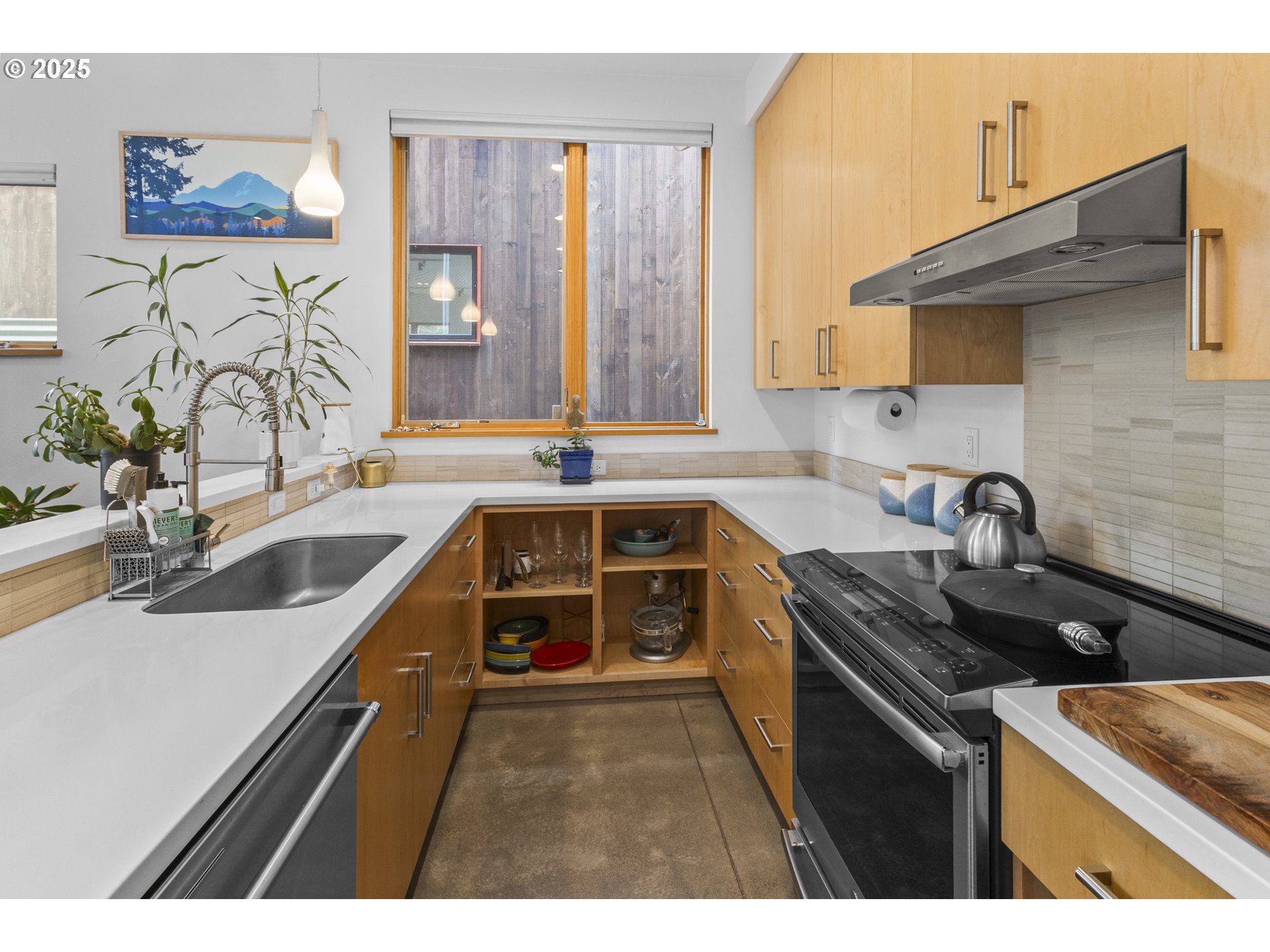 2747 Friendly Alley Eugene, OR 97405 - Photo 16 of 39 Staircase