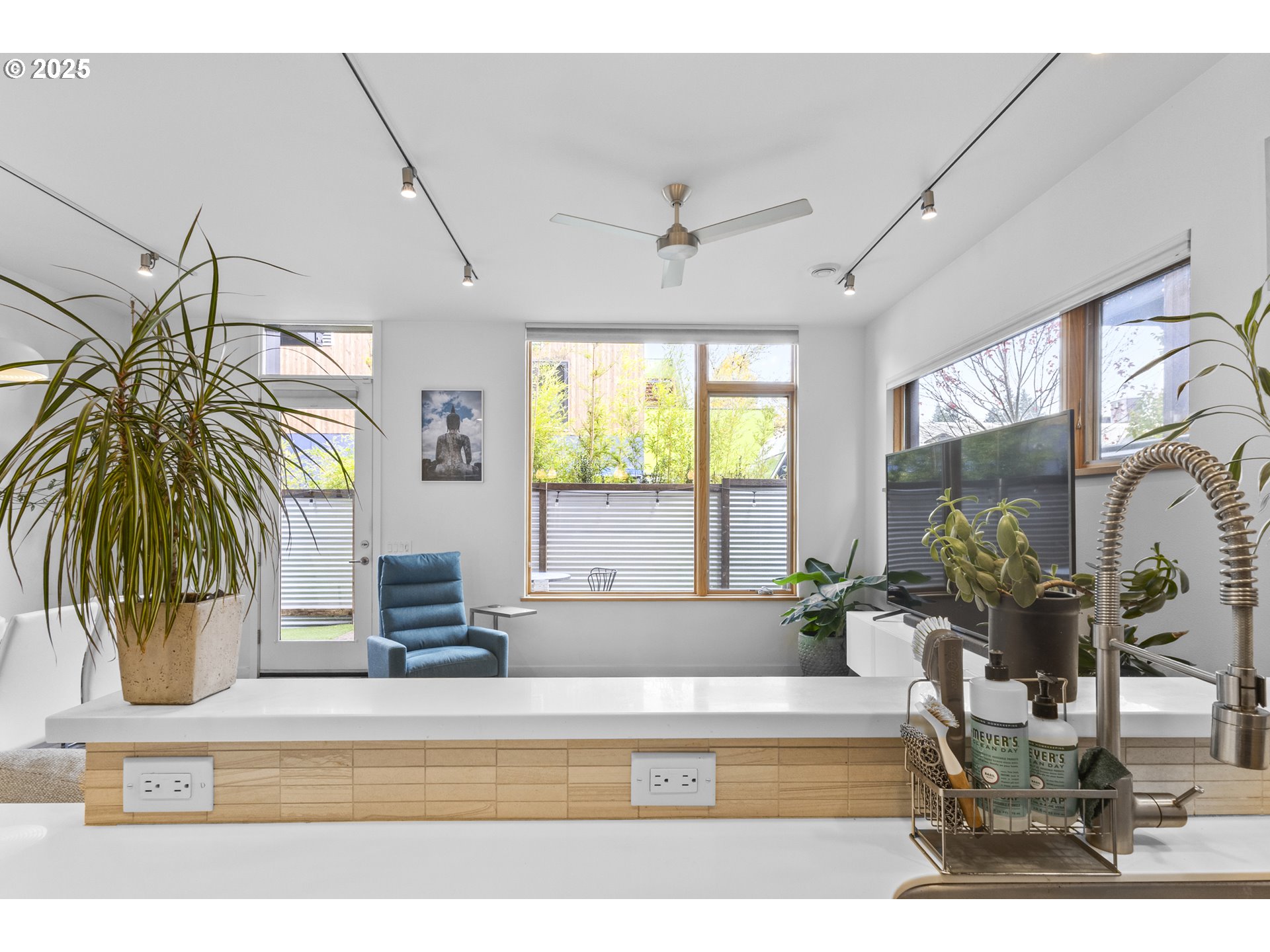 2747 Friendly Alley Eugene, OR 97405 - Photo 17 of 39 Primary Bedroom