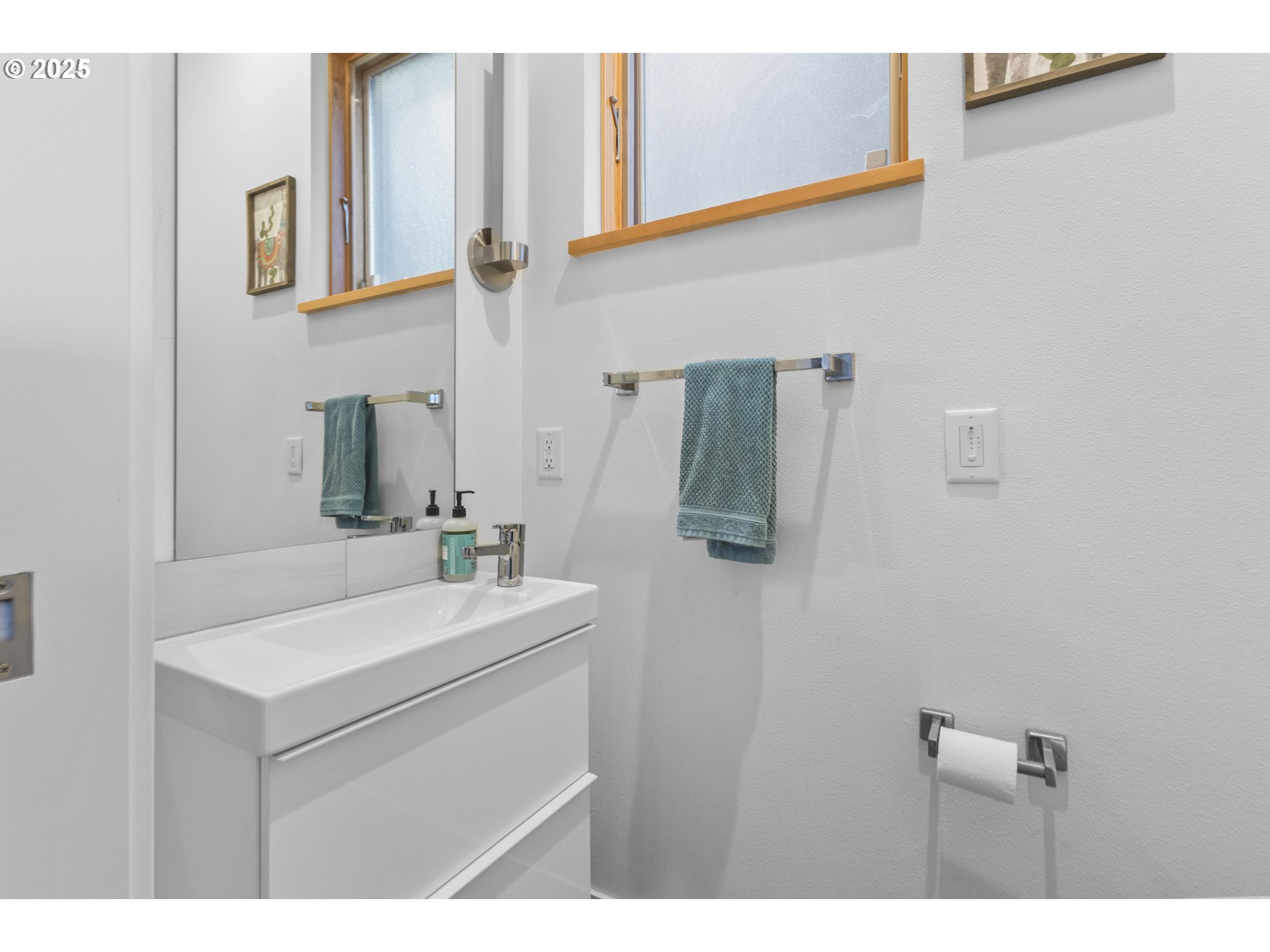 2747 Friendly Alley Eugene, OR 97405 - Photo 19 of 39 Primary Bedroom