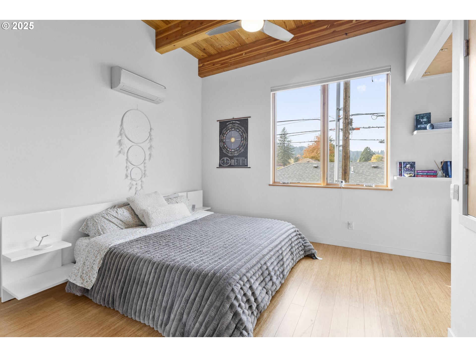 2747 Friendly Alley Eugene, OR 97405 - Photo 22 of 39 Primary Bedroom