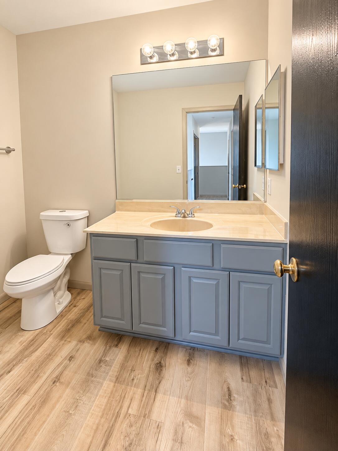 1400 Hunters Ridge Drive, Unit 100 Genoa City, WI 53128 - Photo 5 of 8 Upper Full Jack and Jill Bathroom