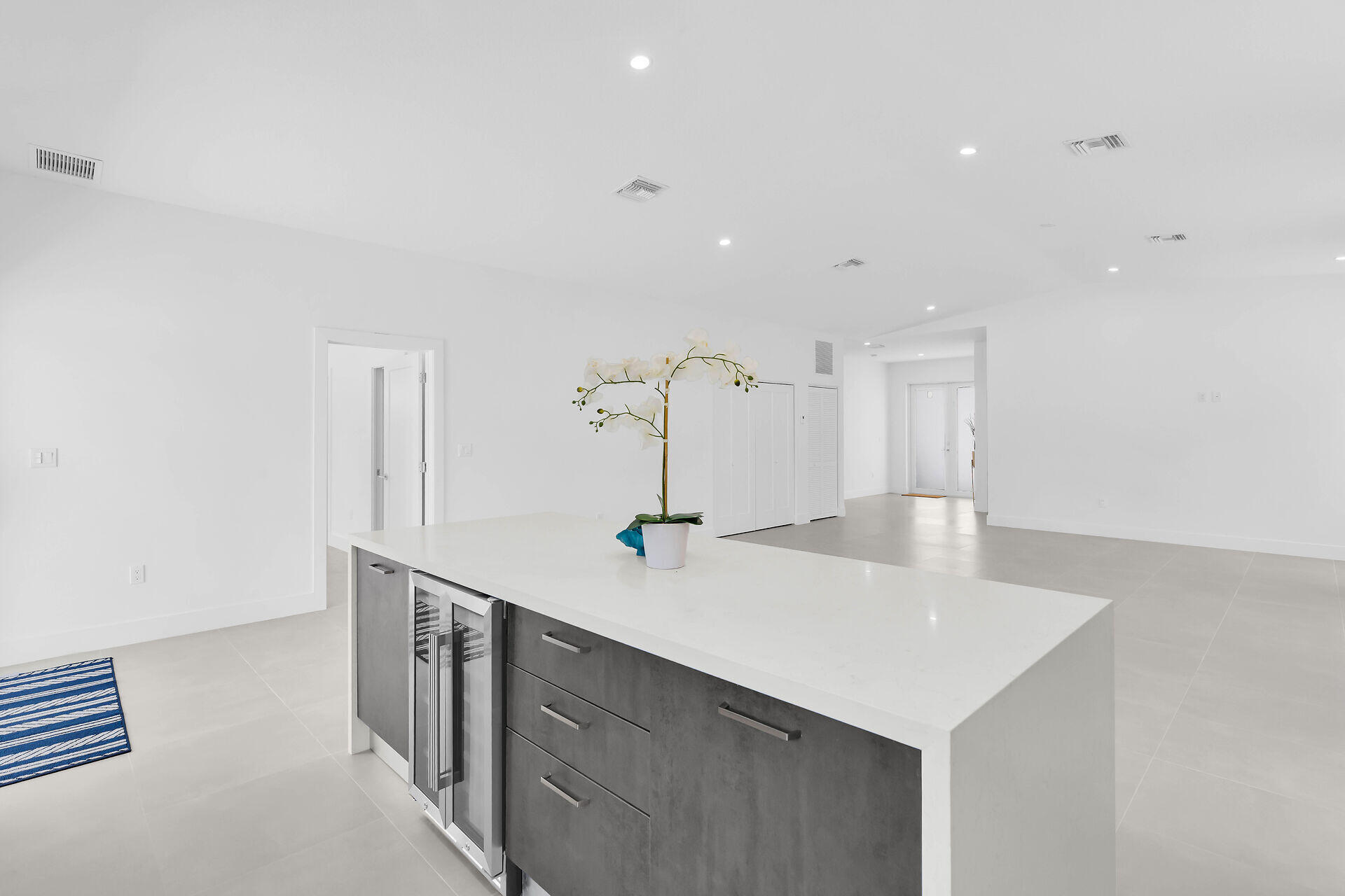 21 Tina Place Key Largo, FL 33037 - Photo 15 of 42 Large Island overlokking living/dining