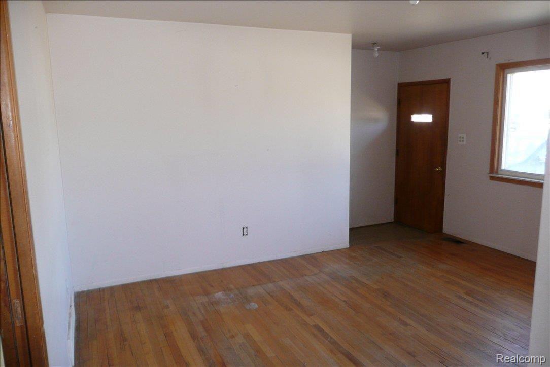 14749 Pennsylvania Road Riverview, MI 48193 - Photo 4 of 4 Living room