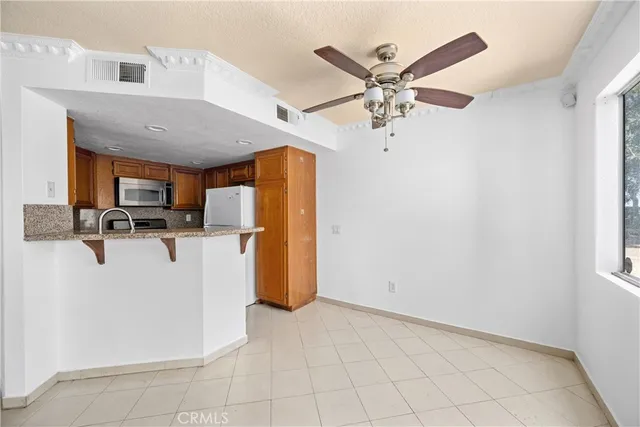 a view of livingroom with furniture and ceiling fan