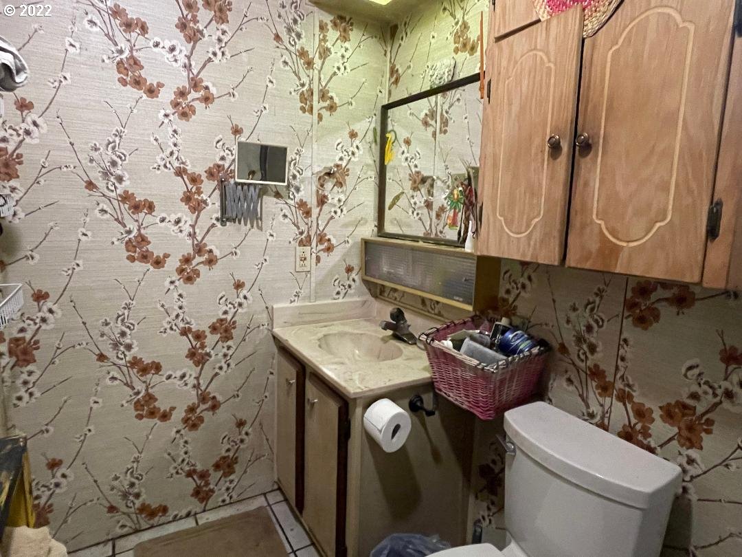 262 Evergreen Ridge Road Riddle, OR 97469 - Photo 12 of 13 a bathroom with a sink toilet and shower