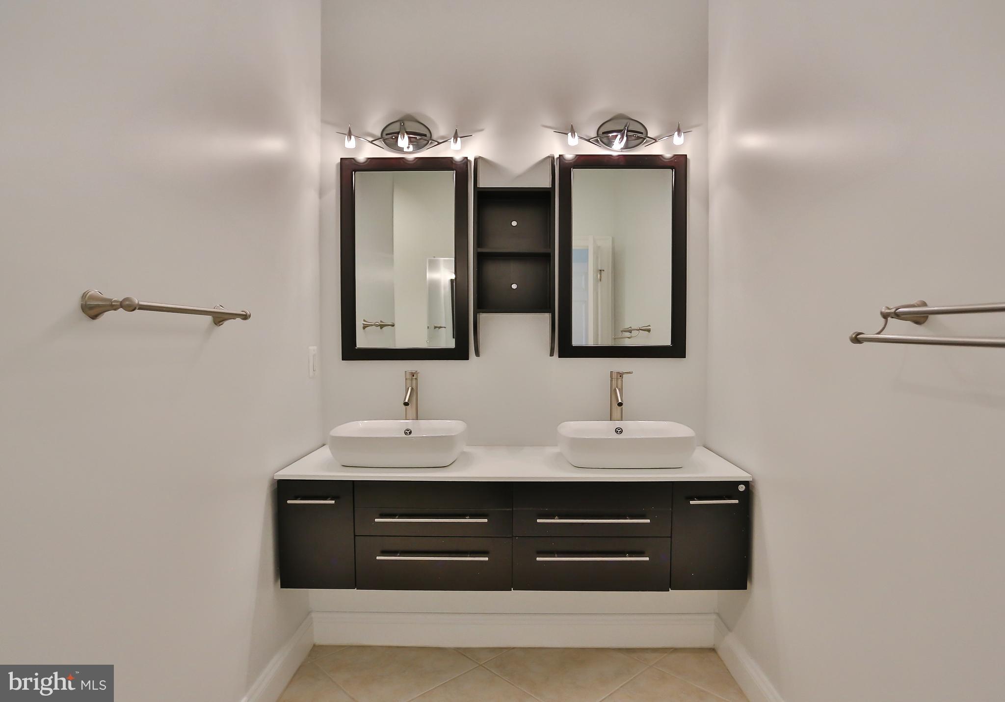 7215 Tanager Street Springfield, VA 22150 - Photo 26 of 43 Jack & Jill Bathroom