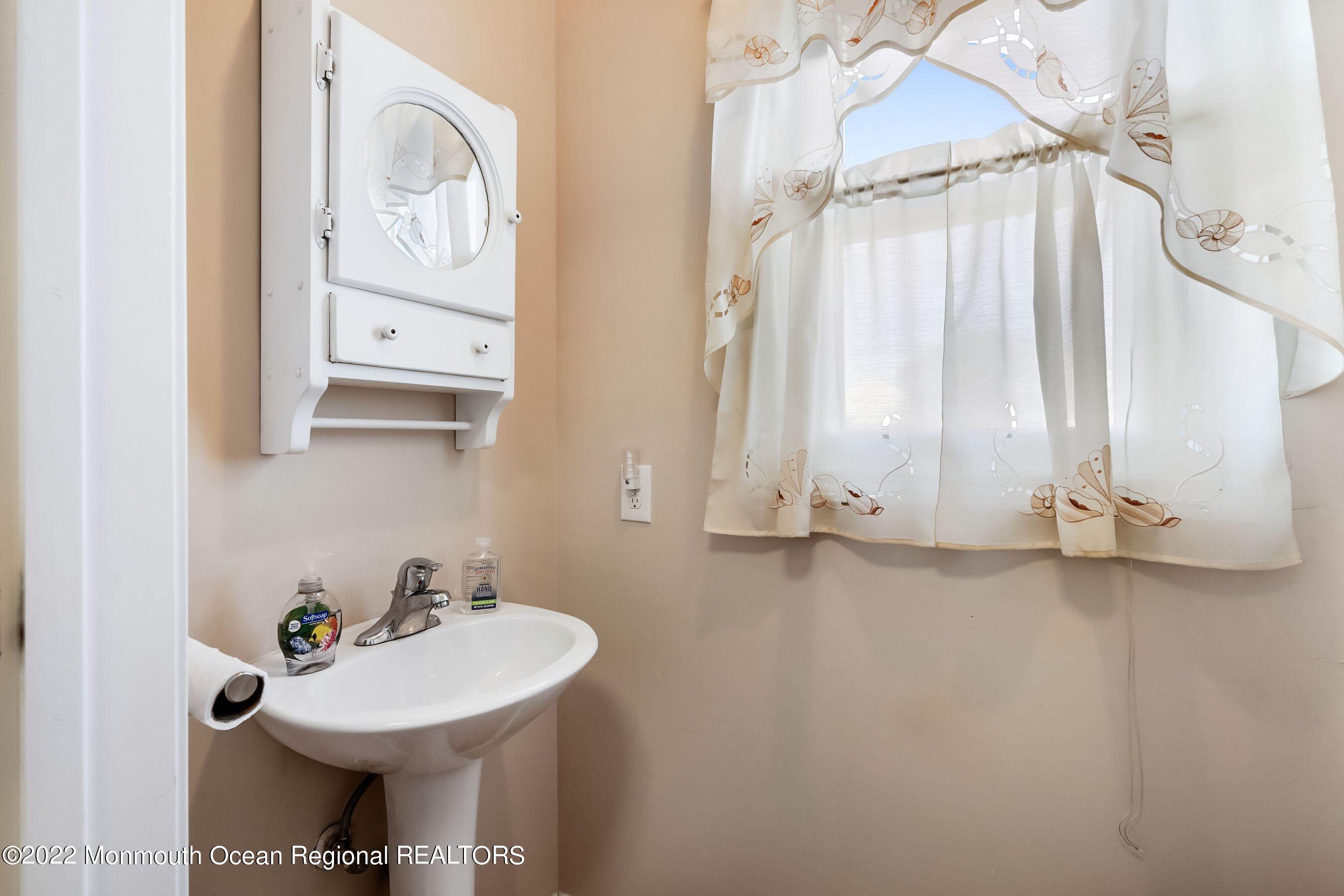 10 Rochester Drive Brick, NJ 08723 - Photo 22 of 29 15-Int7 Lav2