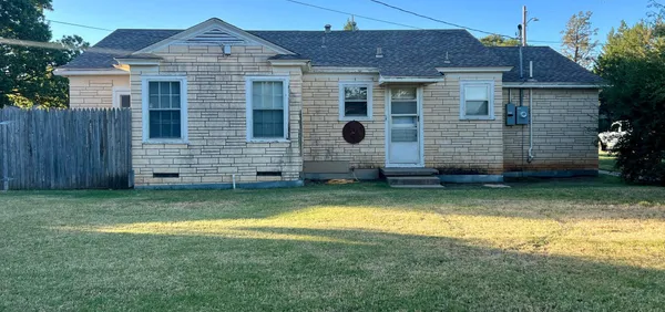 a view of a house with a backyard
