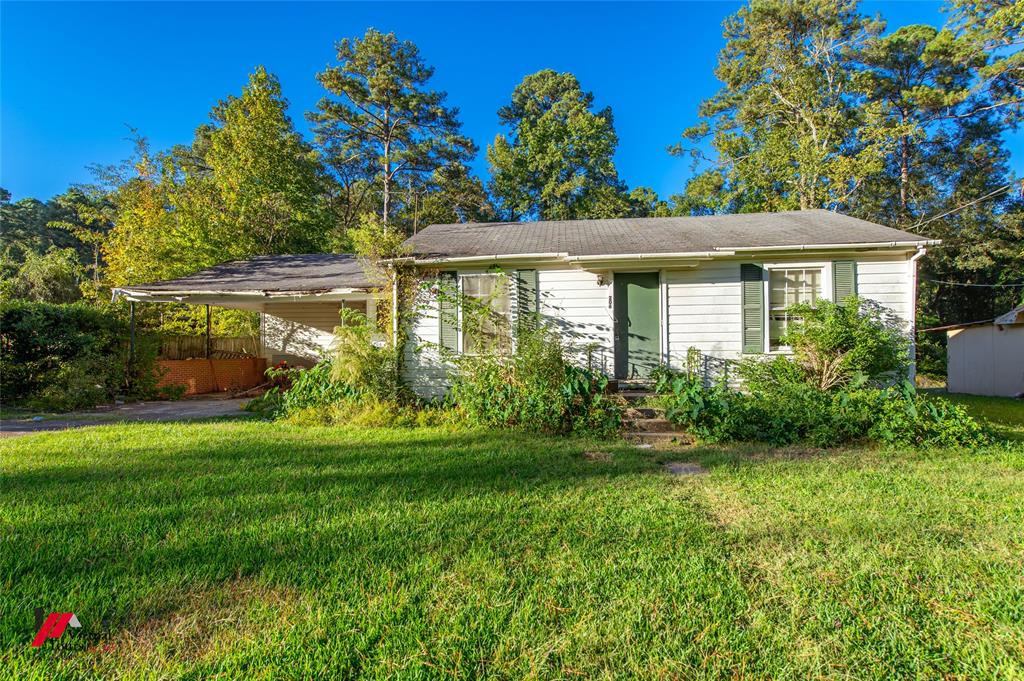 206 North Street Springhill, LA 71075 - Photo 1 of 28 a front view of a house with a yard