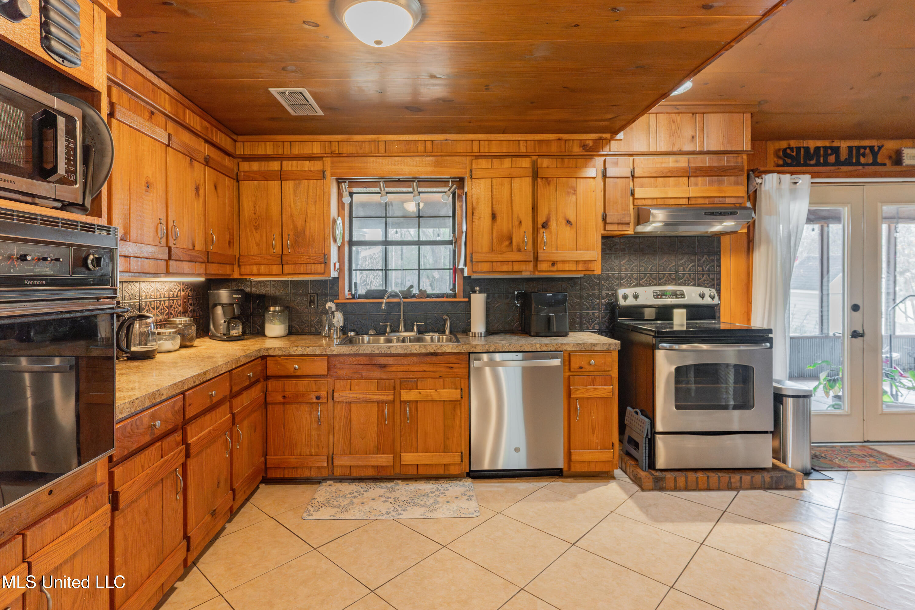 1104 North Chapel Hill Road Raymond, MS 39154 - Photo 18 of 66 18-Kitchen