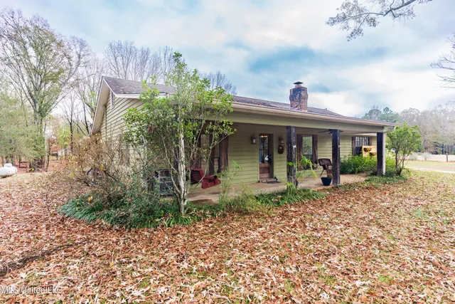 $277,000 | 1104 North Chapel Hill Road, Raymond, MS 39154
