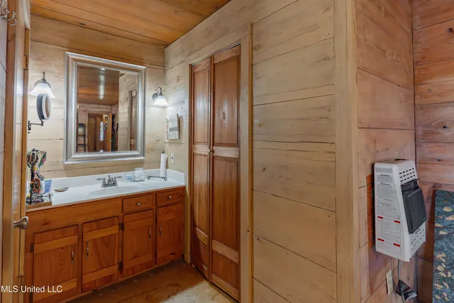 $277,000 | 1104 North Chapel Hill Road, Raymond, MS 39154