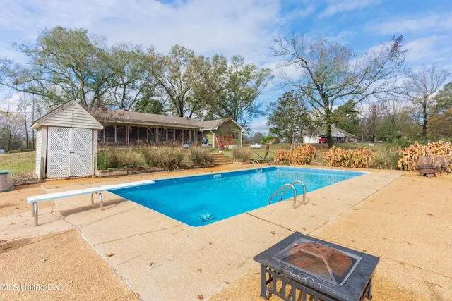 $277,000 | 1104 North Chapel Hill Road, Raymond, MS 39154