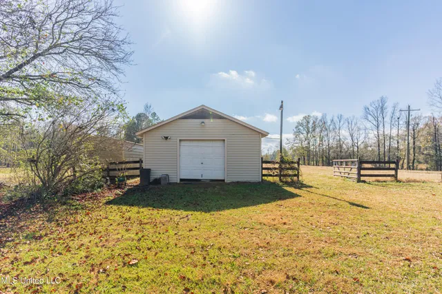 $277,000 | 1104 North Chapel Hill Road, Raymond, MS 39154