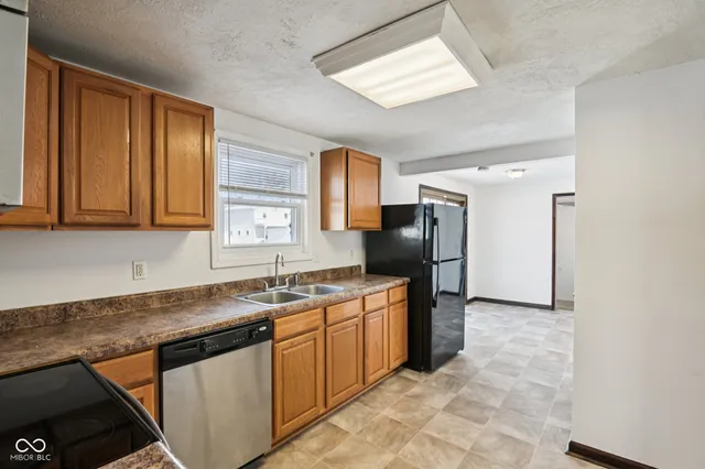 $2,900 | 218 West Main Street, Westfield, IN 46074