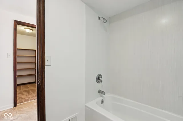 $2,900 | 218 West Main Street, Westfield, IN 46074